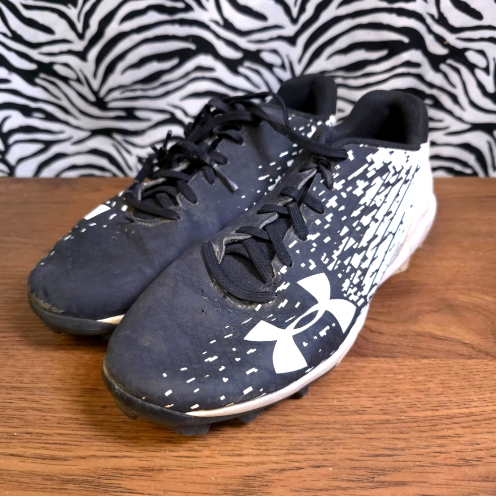 AUCN 0502 Thrifted Youth Sz. 4.5 White Black Under Armour Cleats GWOSLOO1.23